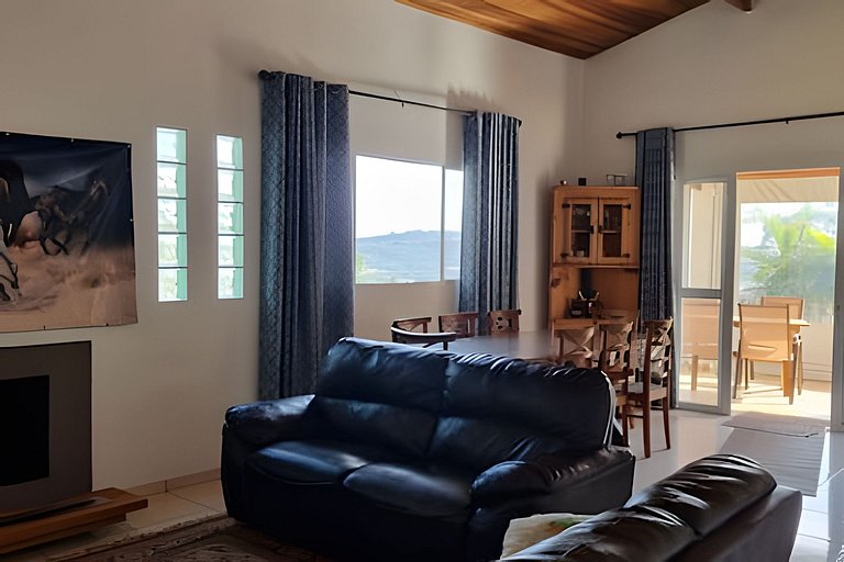 Chácara com Bela Vista em Ibiuna - cond fechado